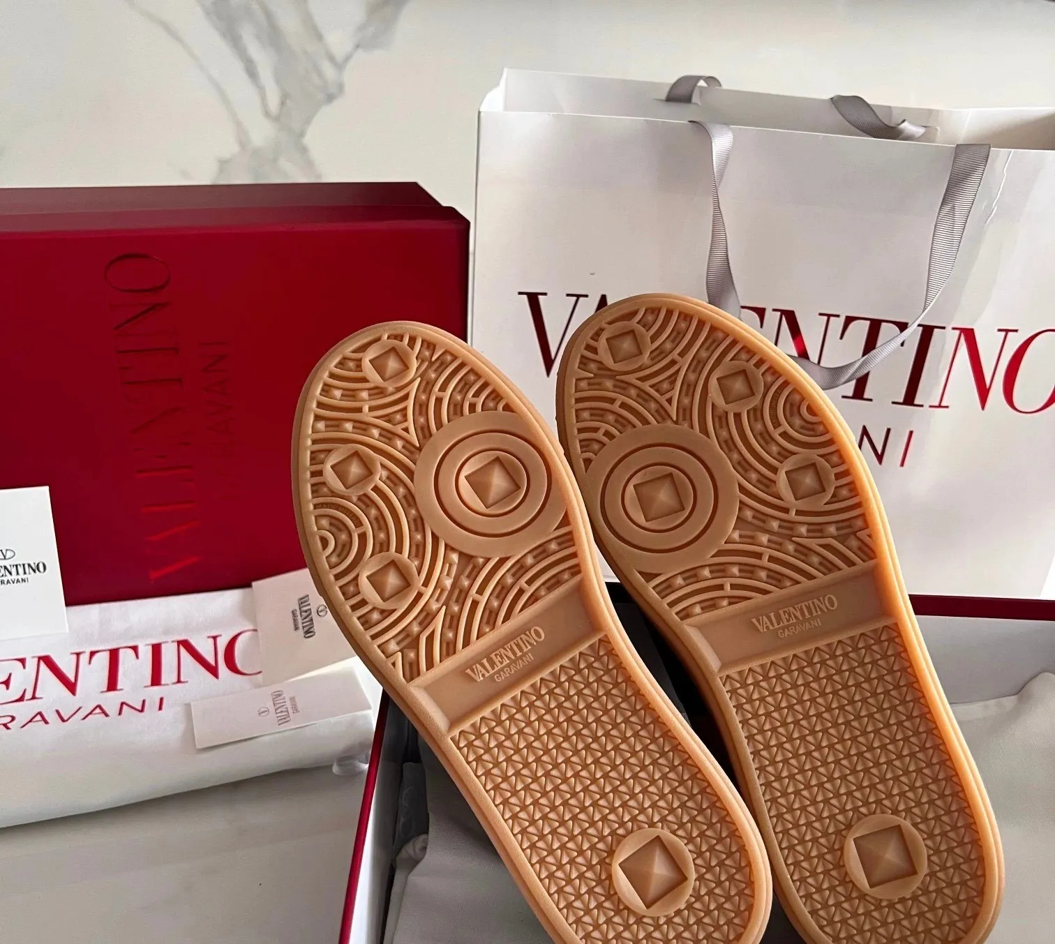 Factory price: 438💰Original quality, top version on the market VALENTINO (Valentino) latest fashion week catwalk [couples 👫 model], unique design, fashionable family specializes in slim feet🔥A fashion product of Baita [strong] Fabric: The toe is made of high mercerized triangular grain cowhide and A-grade full-grain cowhide, original lasting process Inner lining: cowhide lining + men's shoes 💰U hanging mesh feet, heels and tongues decorated with VaIentin* shallow relief oversized rivets Size: 38-44, customized 45